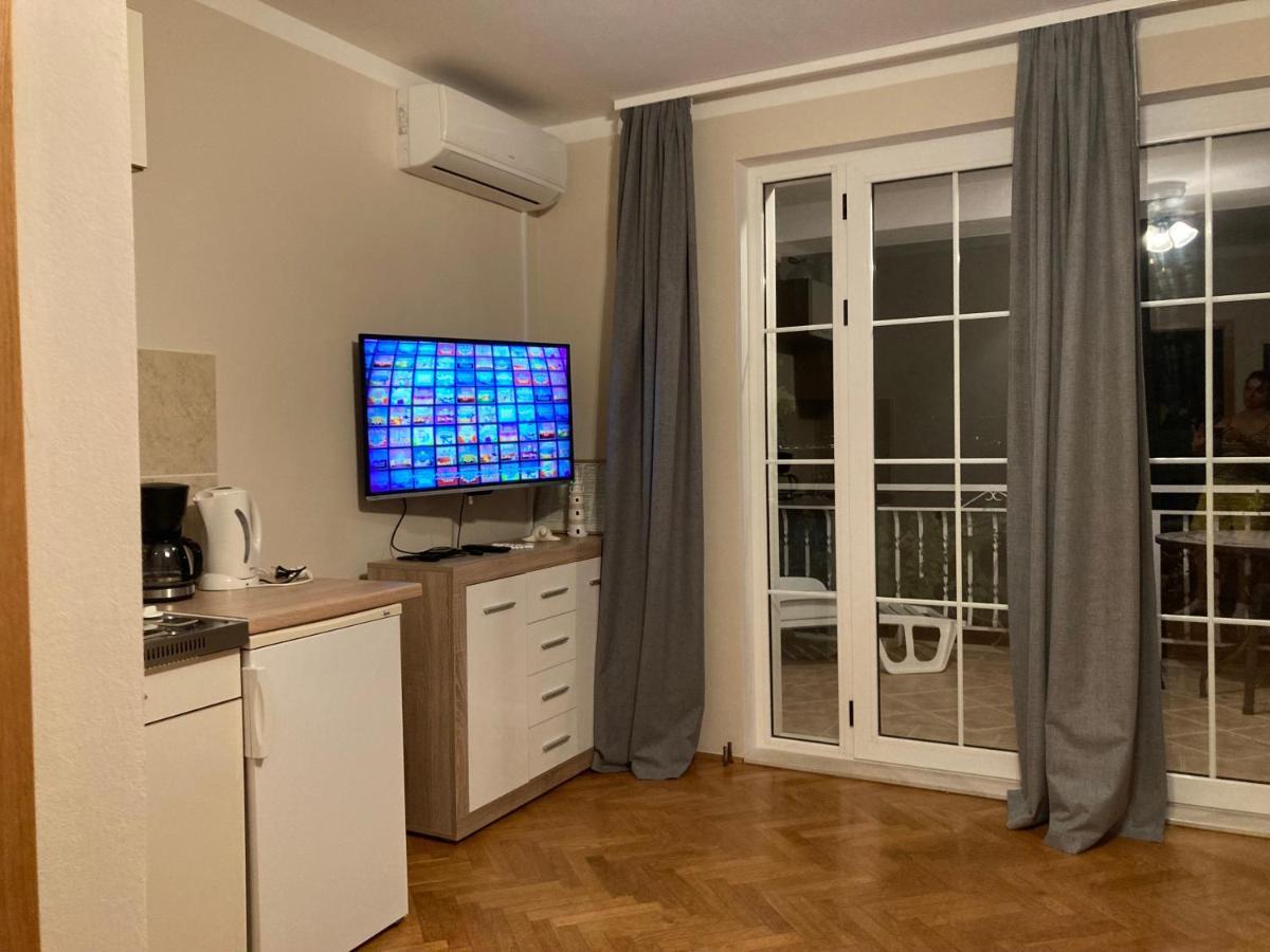 Guest House Adria Dugi Rat Esterno foto