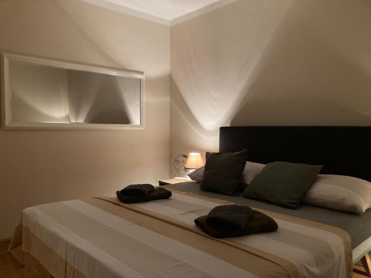 Guest House Adria Dugi Rat Esterno foto