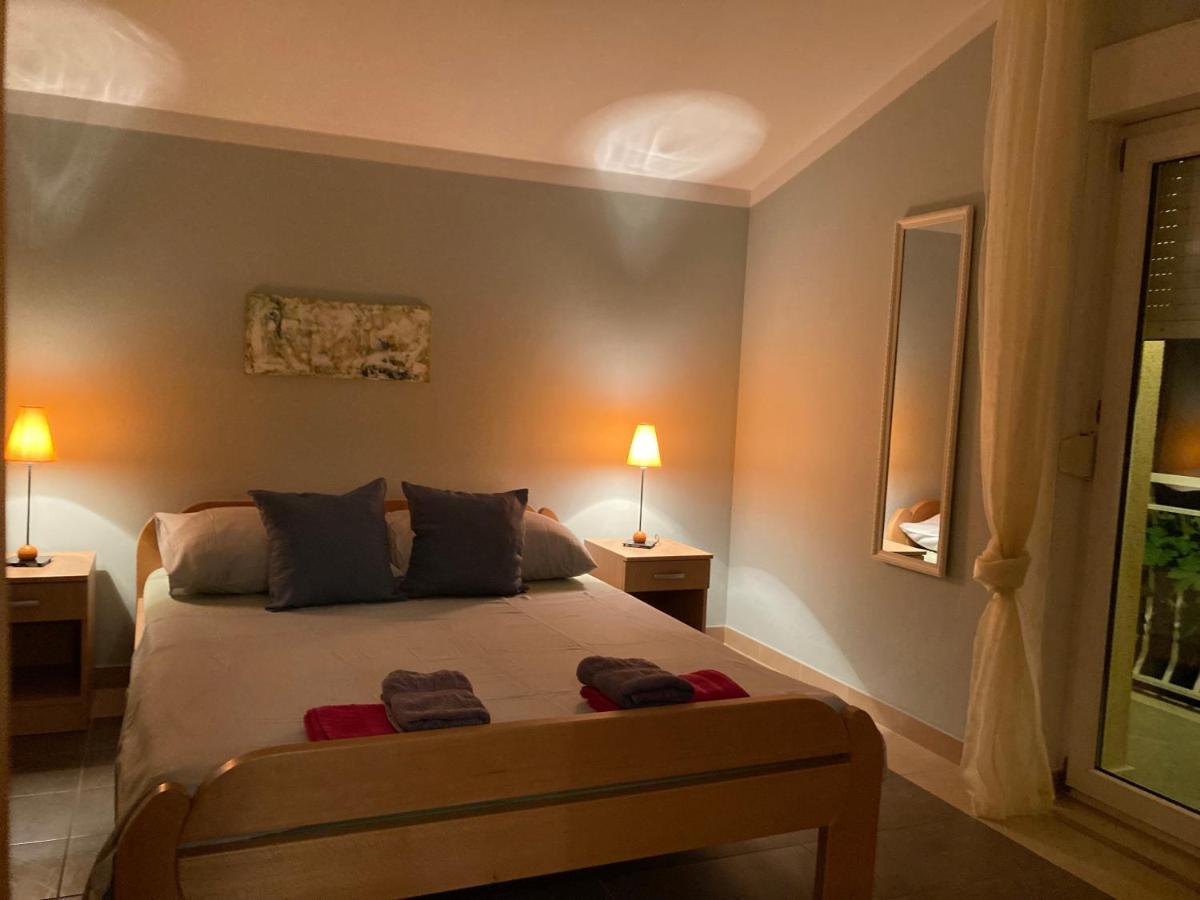 Guest House Adria Dugi Rat Esterno foto