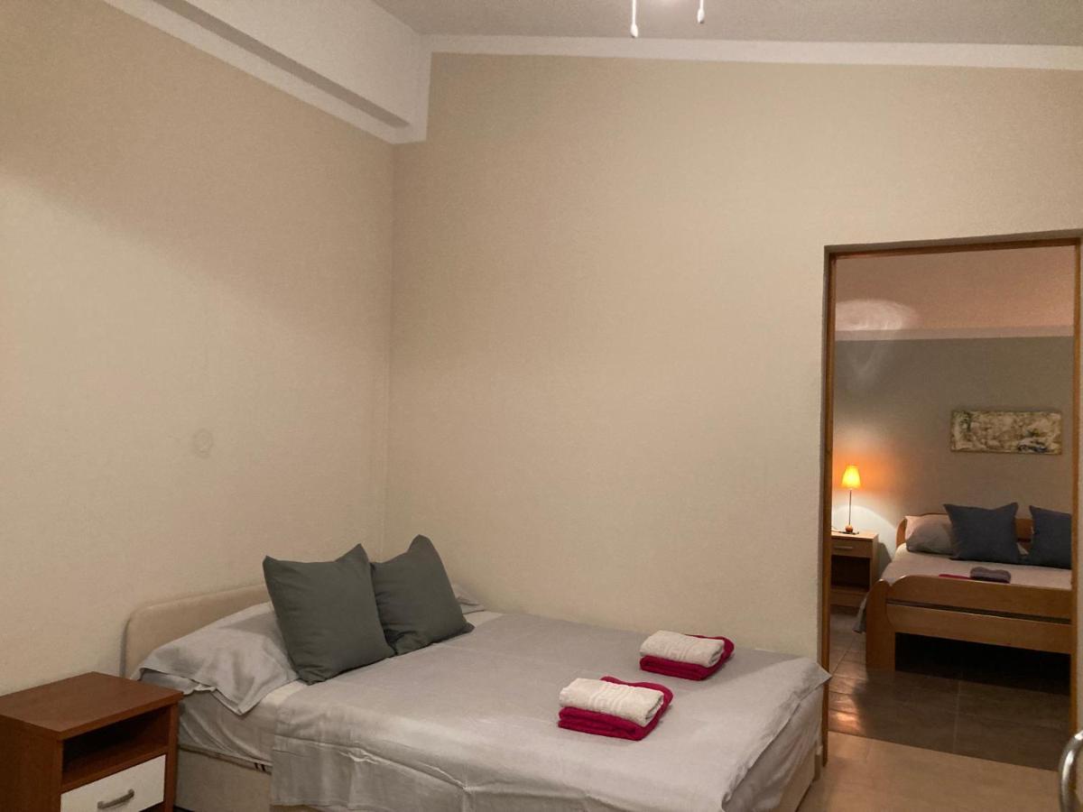 Guest House Adria Dugi Rat Esterno foto