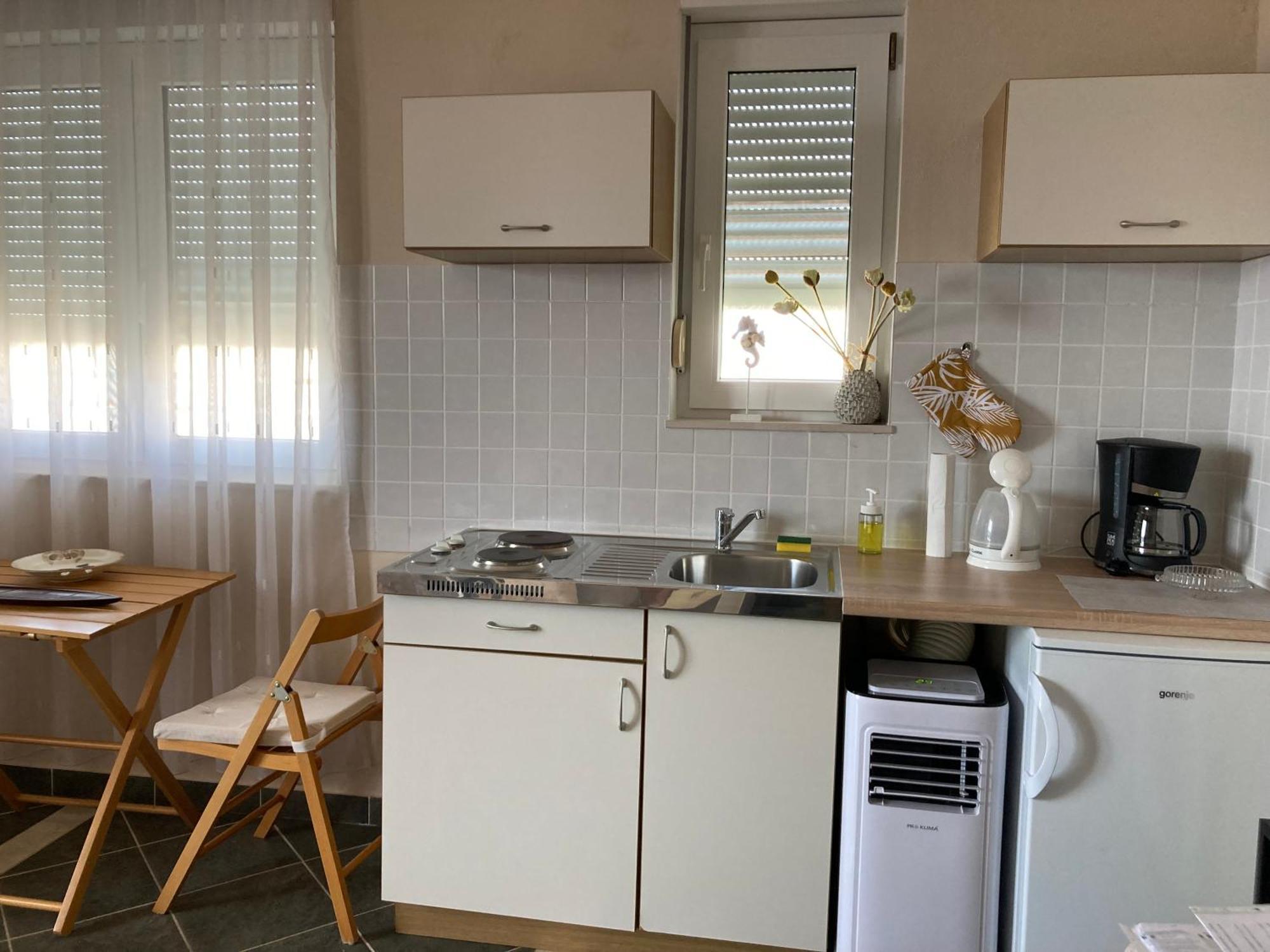 Guest House Adria Dugi Rat Esterno foto