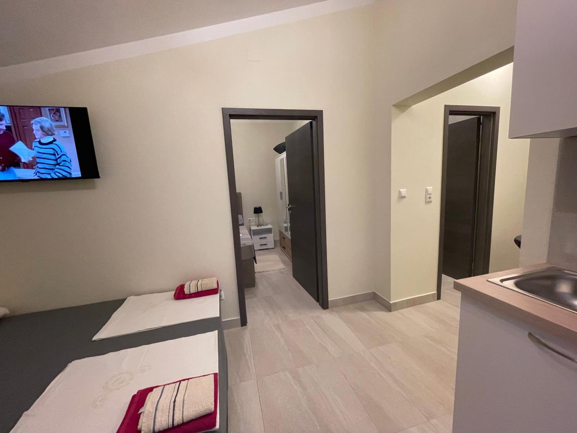 Guest House Adria Dugi Rat Esterno foto
